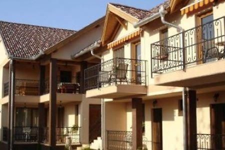 Mediterran Apartman Es Vendeghaz Hajduszoboszlo Exterior photo
